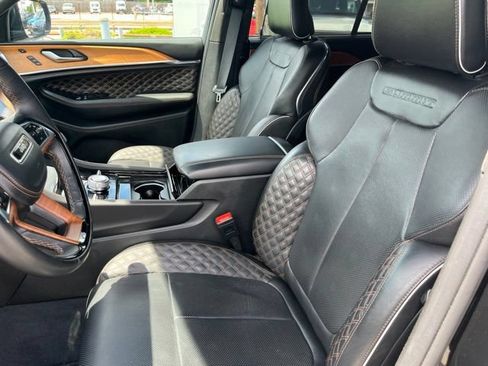 Used 2023 Jeep Grand Cherokee Summit AWD/4WD image 9