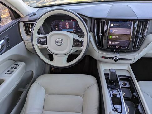 Used 2023 Volvo XC60 B5 Plus image 23