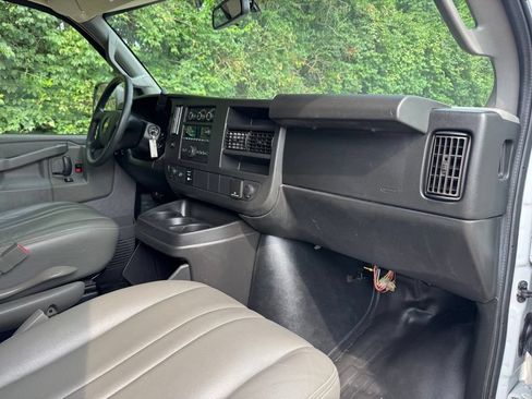 Used 2017 Chevrolet Express 2500 RWD image 10