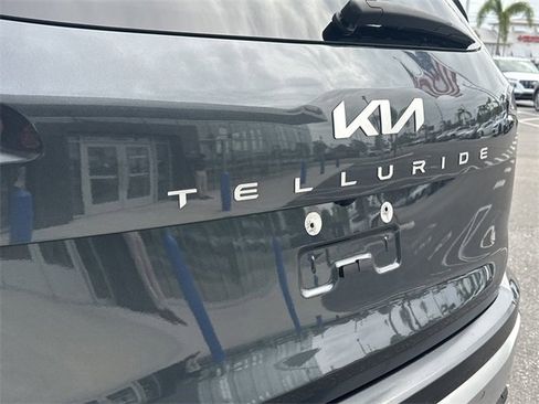Used 2024 Kia Telluride EX w/ EX Captain's Chair Package image 9