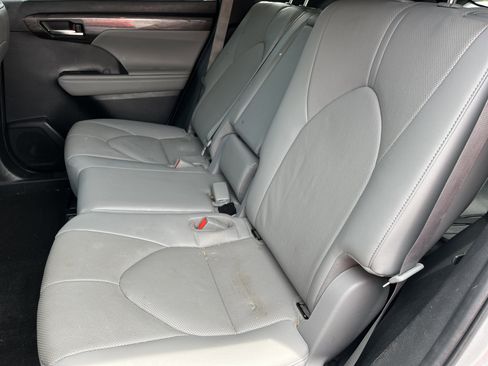 Used 2023 Toyota Highlander Limited AWD/4WD image 21