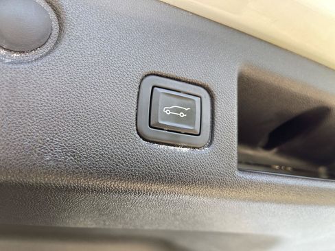 Used 2024 Chevrolet Equinox LT FWD image 39