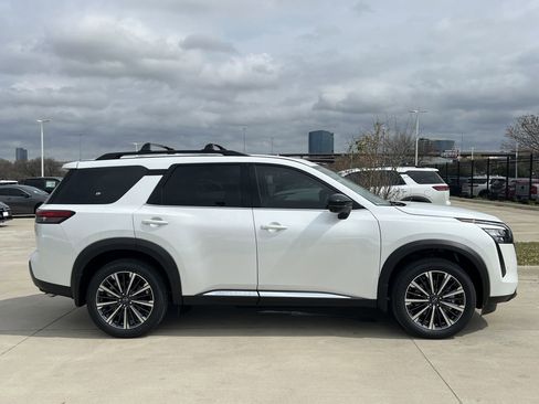 New 2026 Nissan Pathfinder Platinum FWD image 3