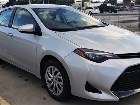 Used 2018 Toyota Corolla LE FWD image 4