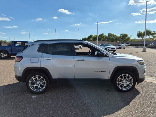 Used 2024 Jeep Compass Latitude w/ Sun and Sound Group AWD/4WD image 4