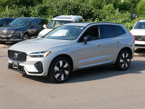 Used 2024 Volvo XC60 T8 Plus w/ Climate Package AWD/4WD image 3