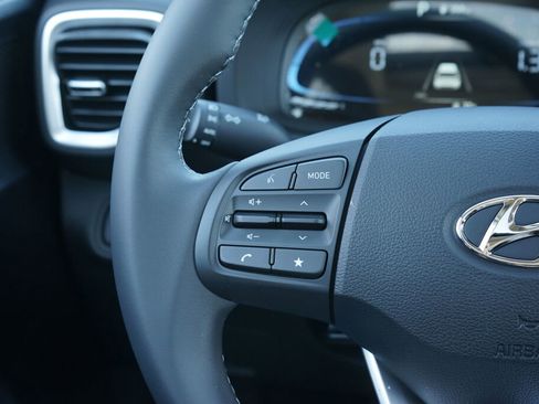 New 2025 Hyundai Venue SEL FWD image 16