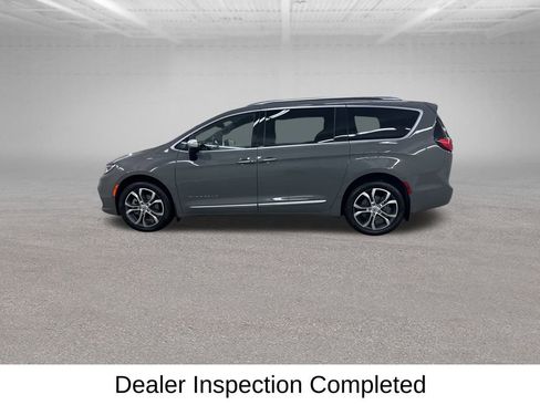 Used 2023 Chrysler Pacifica Pinnacle w/ Trailer Tow Group image 8