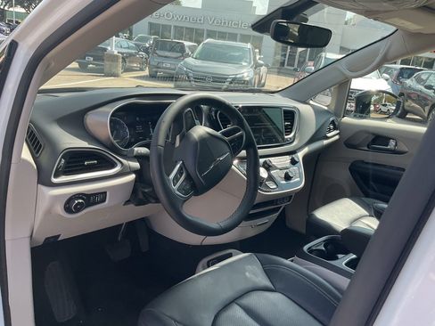 Used 2024 Chrysler Pacifica Touring-L FWD image 12