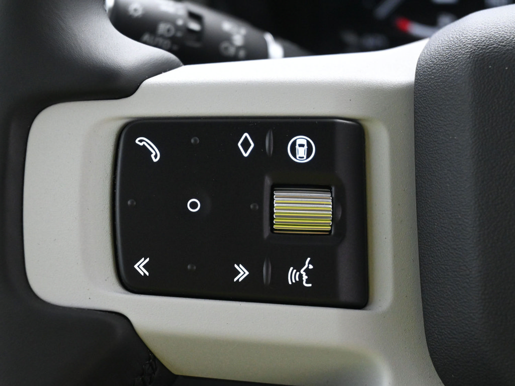 Used 2025 Land Rover Defender 110 X-Dynamic SE AWD/4WD image 18