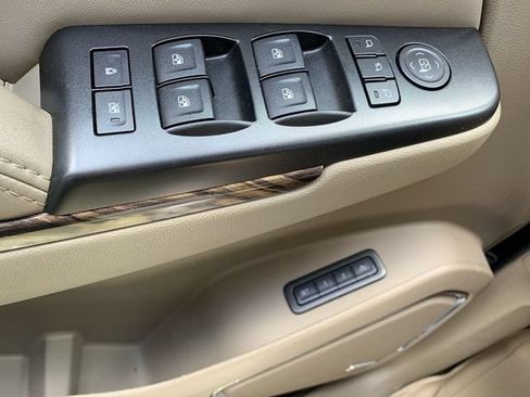 Used 2016 GMC Yukon XL SLT w/ Premium Edition AWD/4WD image 11