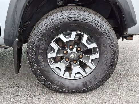 Used 2018 Toyota Tacoma TRD Off-Road AWD/4WD image 11