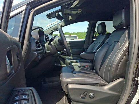 Used 2025 Chrysler Pacifica Select FWD image 13