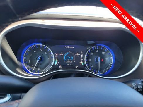 Used 2018 Chrysler Pacifica Touring-L Plus FWD image 9