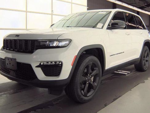 Used 2023 Jeep Grand Cherokee Limited w/ Black Appearance Package AWD/4WD image 4
