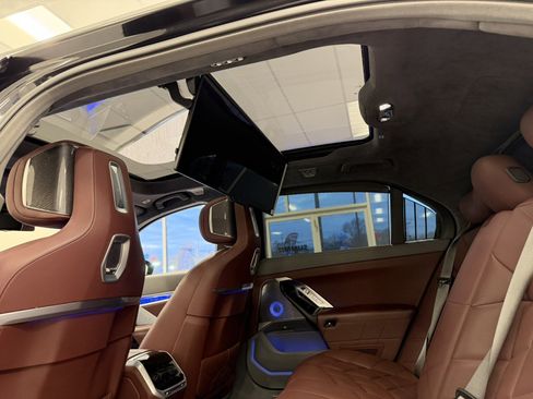 Used 2023 BMW 760i xDrive image 42