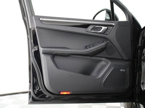 Certified 2025 Porsche Macan S image 20