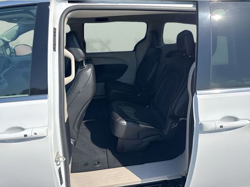 Used 2023 Chrysler Pacifica Touring-L FWD image 29