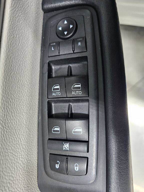 Used 2020 Chrysler Pacifica Touring-L FWD image 28