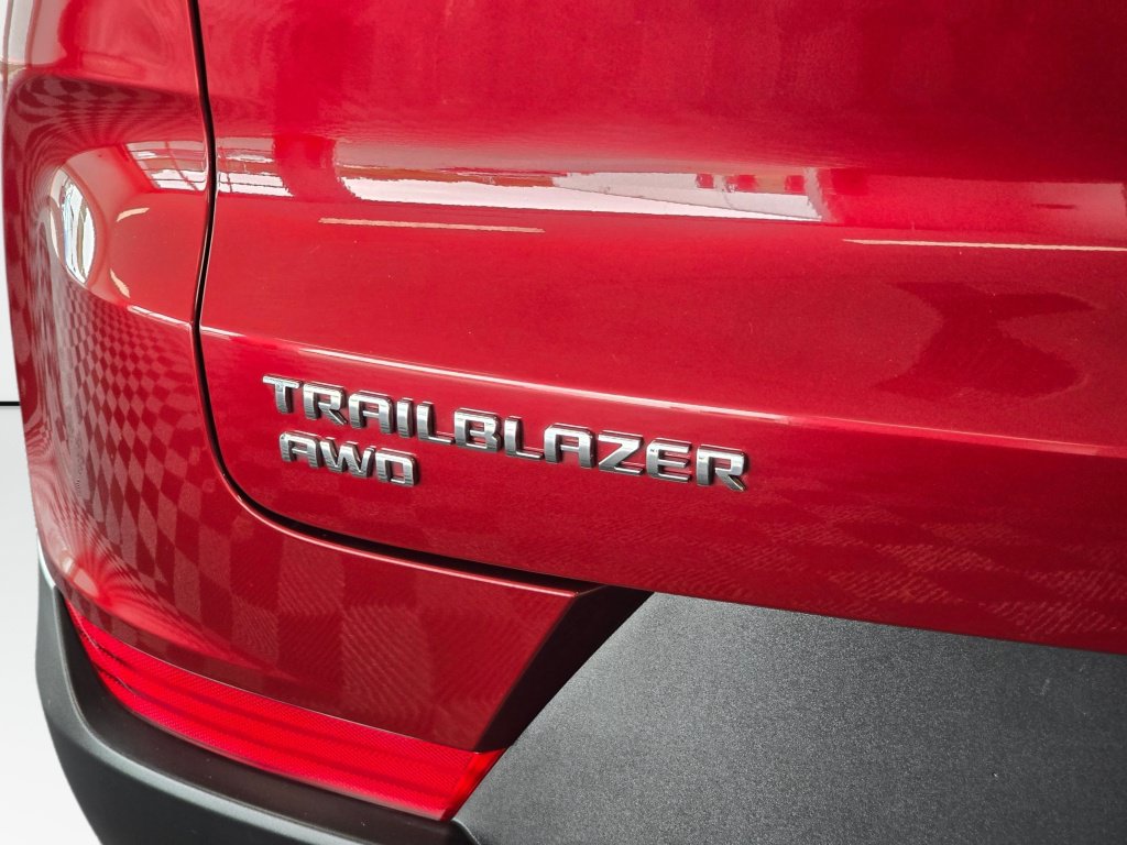 Used 2025 Chevrolet TrailBlazer LT AWD/4WD image 14