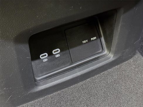 Used 2024 Volkswagen Atlas Cross Sport SE image 31