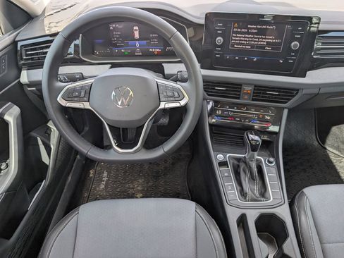 Used 2025 Volkswagen Jetta SE image 10