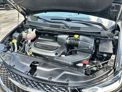 Used 2023 Chrysler Pacifica Limited FWD image 30