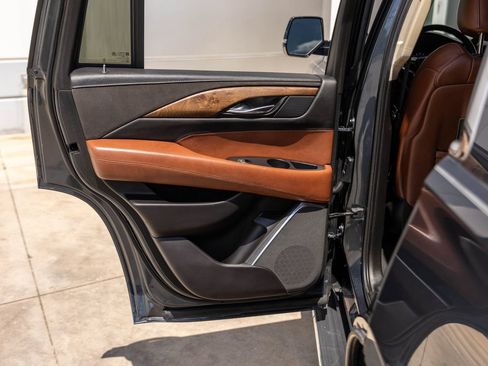 Used 2019 Cadillac Escalade Luxury AWD/4WD image 39