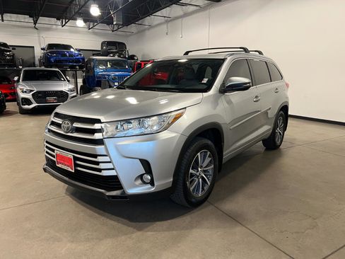 Used 2017 Toyota Highlander XLE AWD/4WD image 7