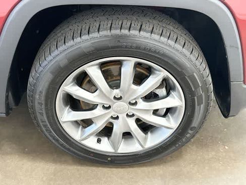 Used 2018 Jeep Cherokee Limited AWD/4WD image 5