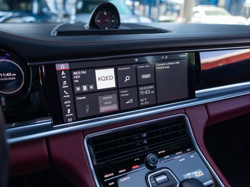 Used 2020 Porsche Panamera image 28
