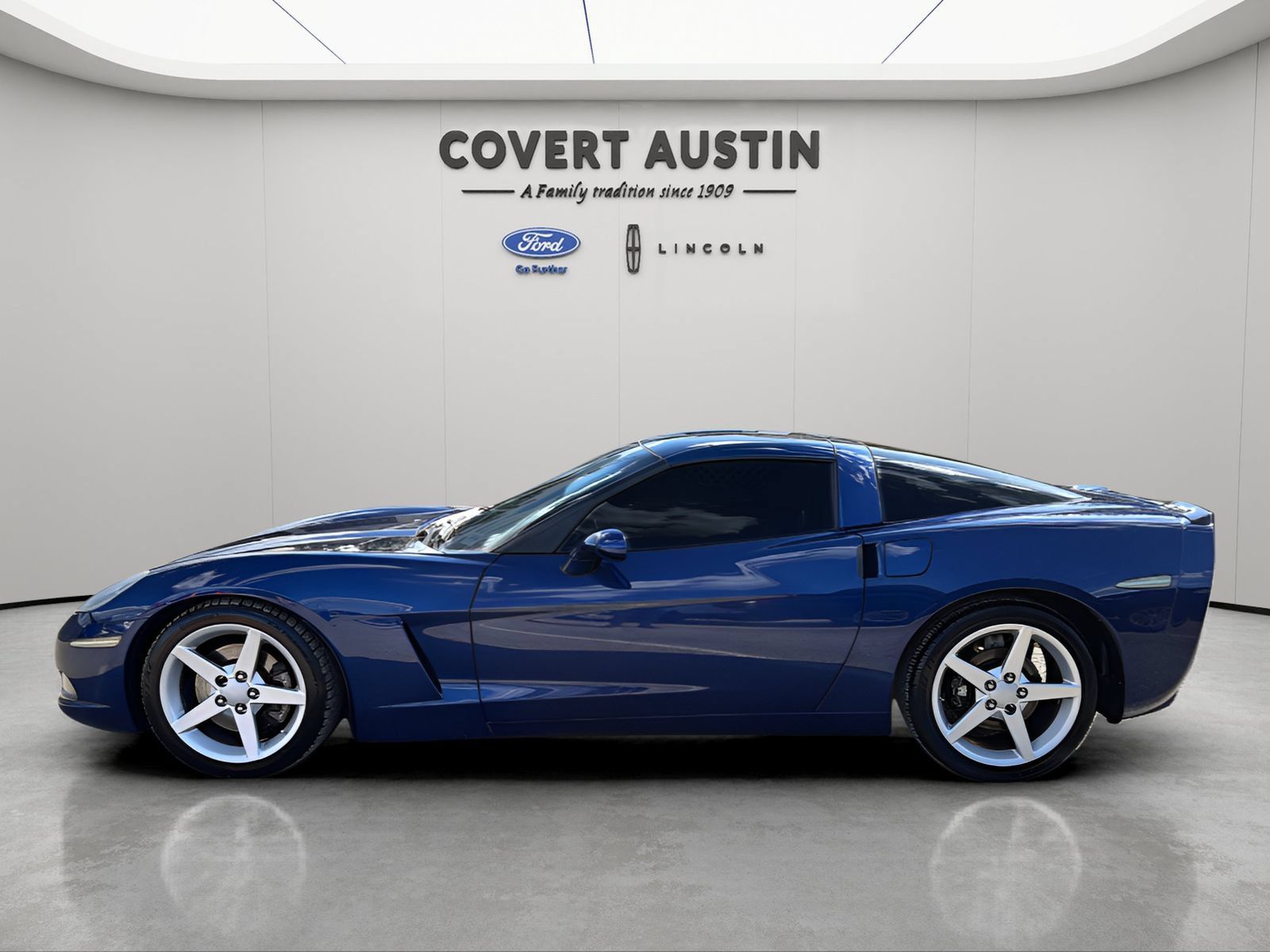 Used 2005 Chevrolet Corvette Coupe RWD image 2