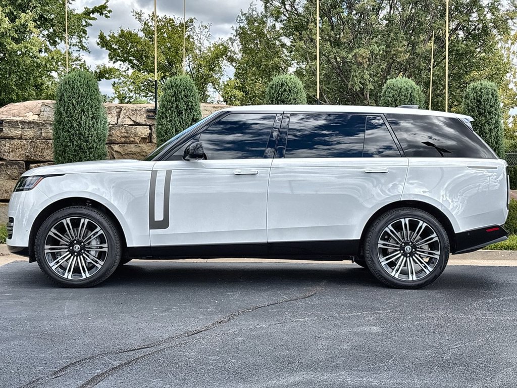 Used 2022 Land Rover Range Rover Long Wheelbase SE AWD/4WD image 2