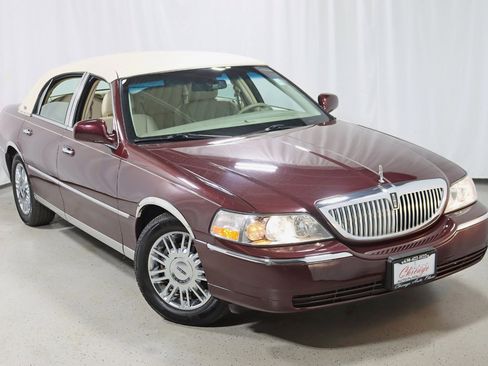Used 2010 Lincoln Town Car Signature Limited RWD image 6