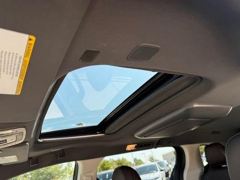 Used 2023 Toyota Sienna Platinum FWD image 31