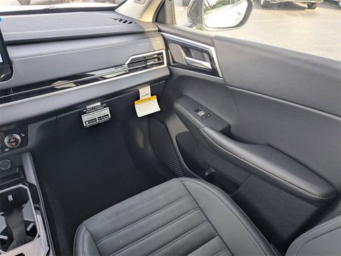 New 2025 Mitsubishi Outlander SE image 18
