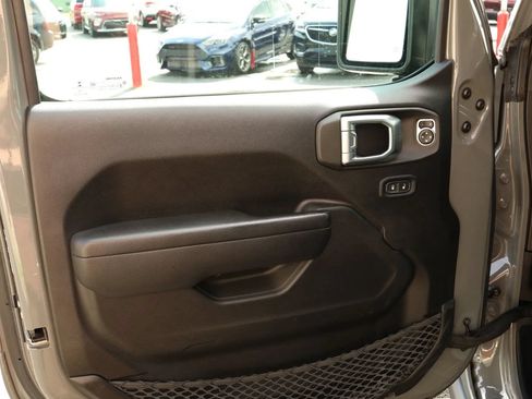 Used 2023 Jeep Wrangler Unlimited Rubicon 4xe w/ Cold Weather Group AWD/4WD image 9