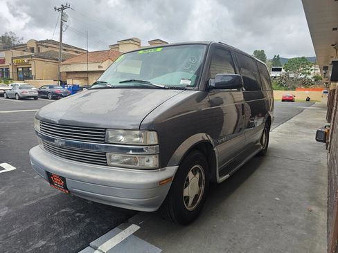 Used 2000 Chevrolet Astro Minivan 3D image 1