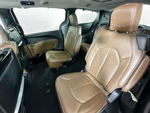Used 2017 Chrysler Pacifica Limited FWD image 31