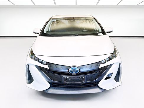 Used 2020 Toyota Prius Prime XLE FWD image 2