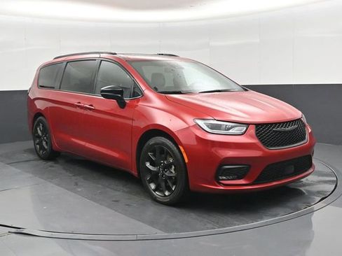 Used 2025 Chrysler Pacifica Limited FWD image 1