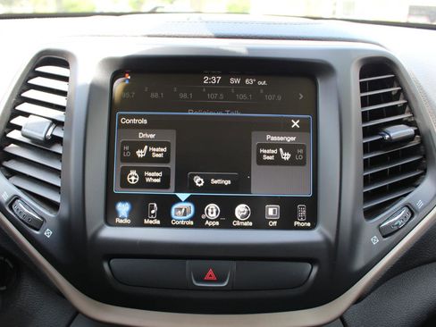 Used 2017 Jeep Cherokee Latitude w/ Cold Weather Group AWD/4WD image 22