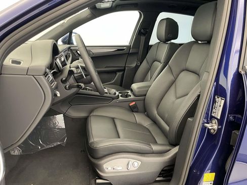 New 2025 Porsche Macan Base image 5