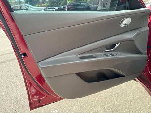 Used 2022 Hyundai Elantra SE FWD image 15