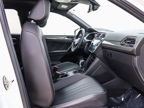 Used 2022 Volkswagen Tiguan SE R-Line image 17
