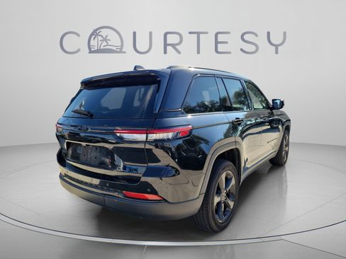 Certified 2023 Jeep Grand Cherokee Altitude AWD/4WD image 3