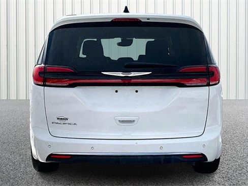 Used 2024 Chrysler Pacifica Touring-L image 4