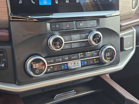 Used 2024 Ford Expedition Limited image 26