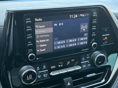 Used 2020 Toyota Highlander L image 17