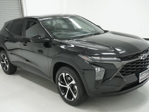 Used 2024 Chevrolet Trax RS w/ Driver Confidence Package FWD image 3